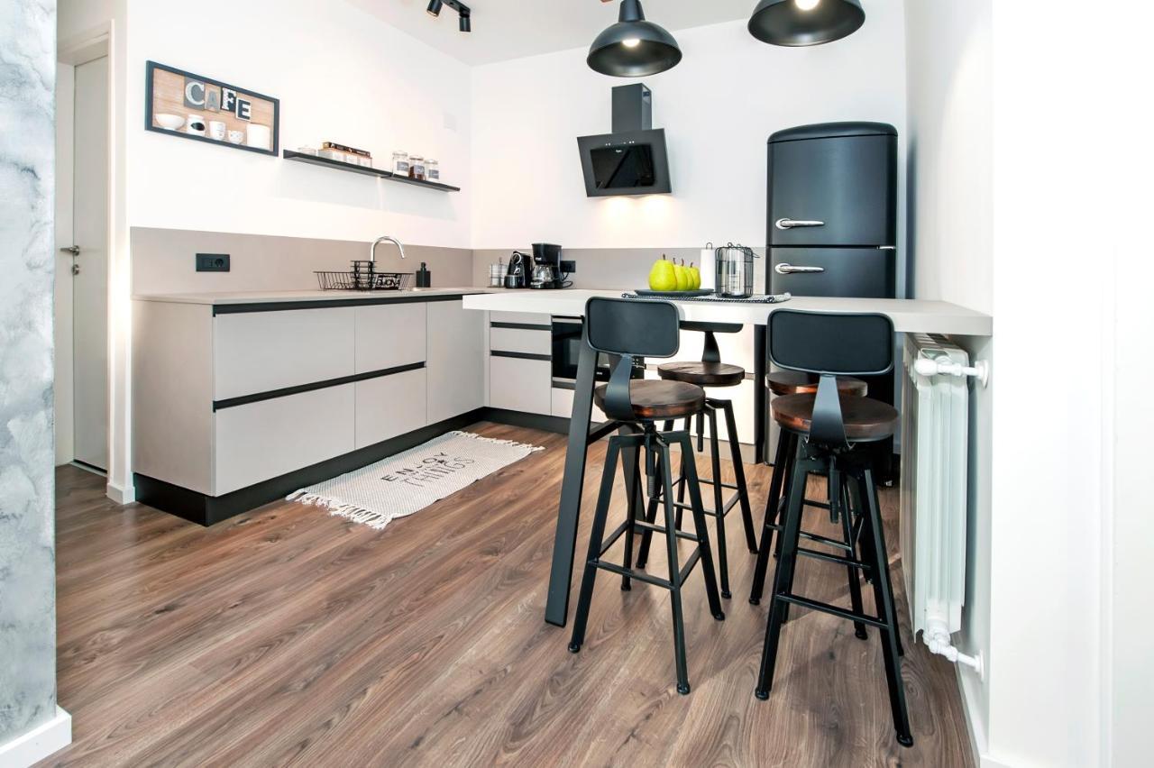 Apartment Margita Ровин Екстериор снимка