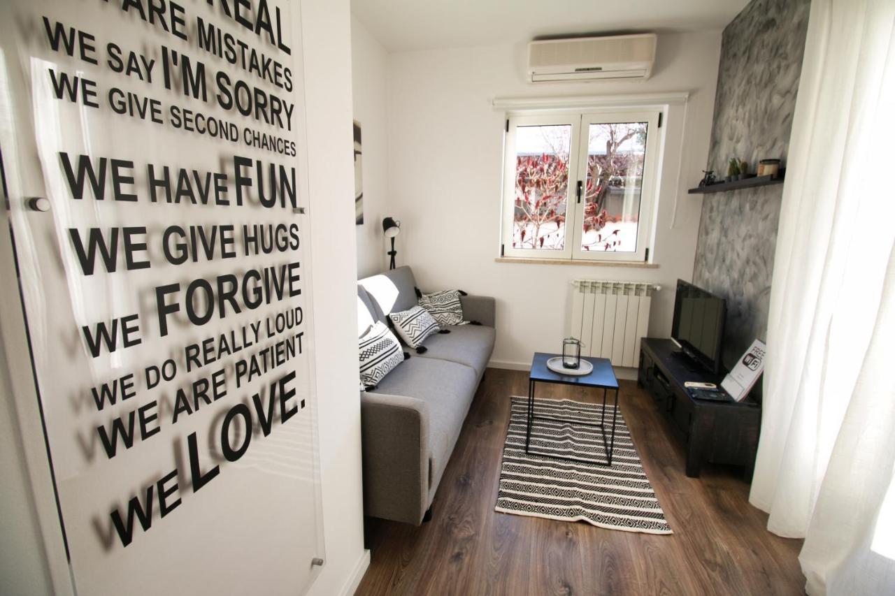 Apartment Margita Ровин Екстериор снимка