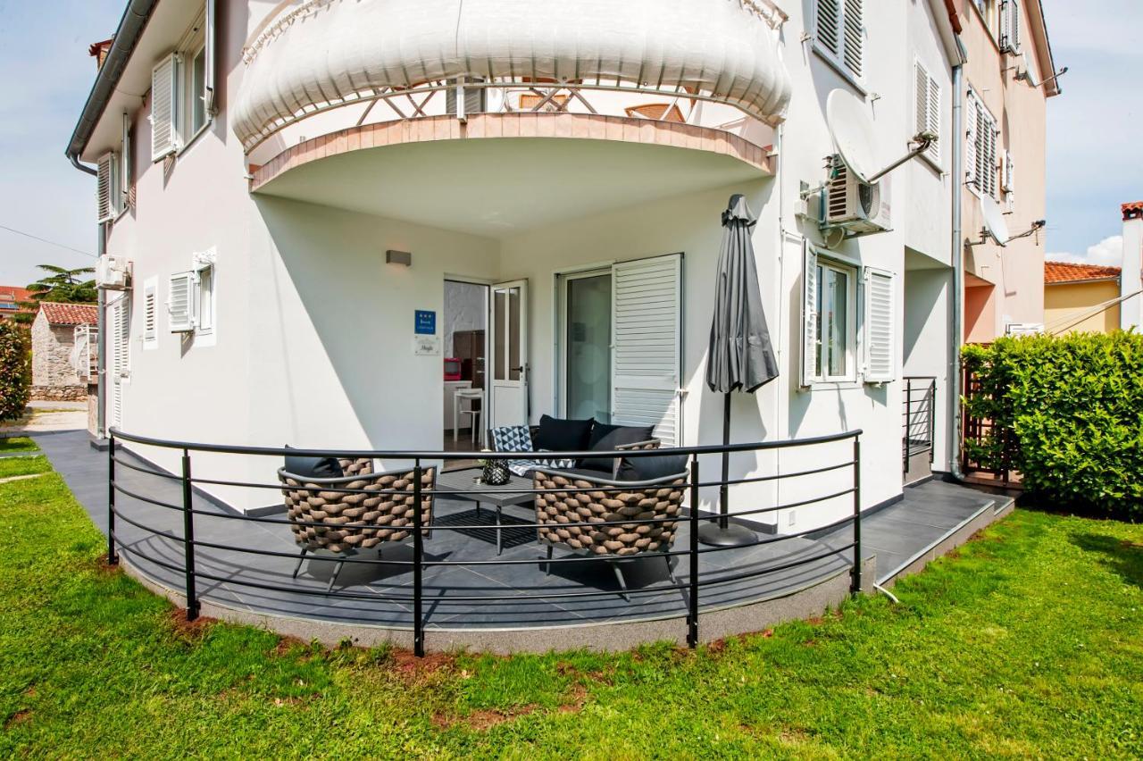 Apartment Margita Ровин Екстериор снимка